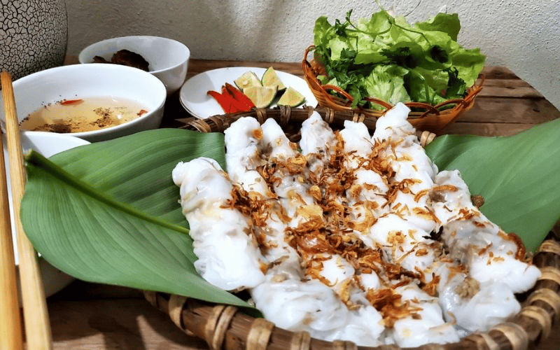 Thưởng thức bánh cuốn tại chợ đêm Thanh Hoá