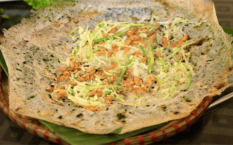 Chiếc bánh khoái tép bể tại chợ đêm
