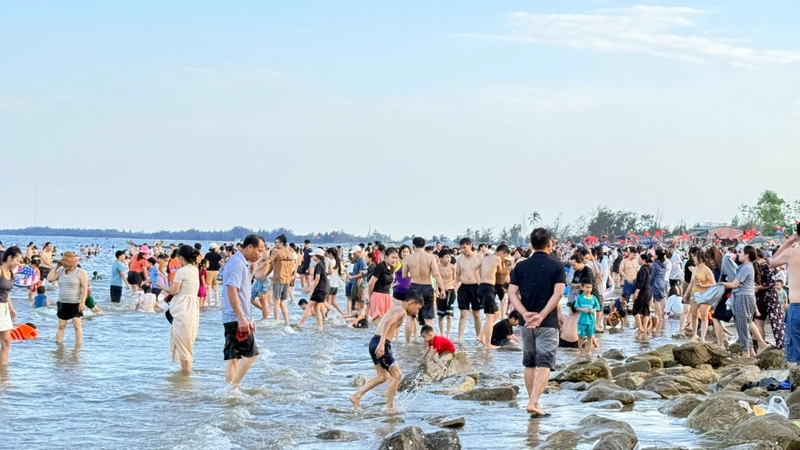 Biển Hải Tiến Thanh Hóa sóng êm và bờ cát thoải an toàn cho trẻ nhỏ vui chơi