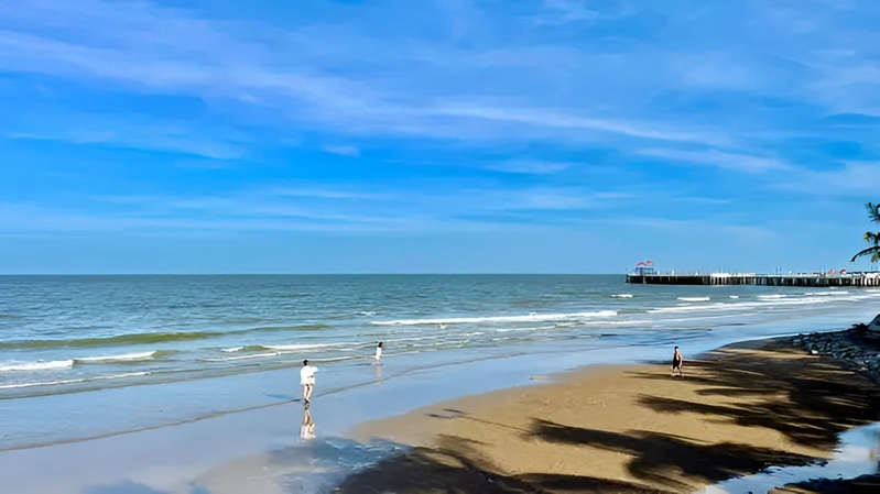Phong cảnh yên bình và hoang sơ tại bãi biển Hải Tiến Thanh Hóa