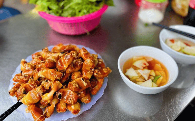 Hương thơm ngào ngạt từ vỉ chả tôm nướng xèo xèo trên than hồng là lý do khiến thực khách sẵn sàng xếp hàng chờ đợi từ 18 giờ 30.