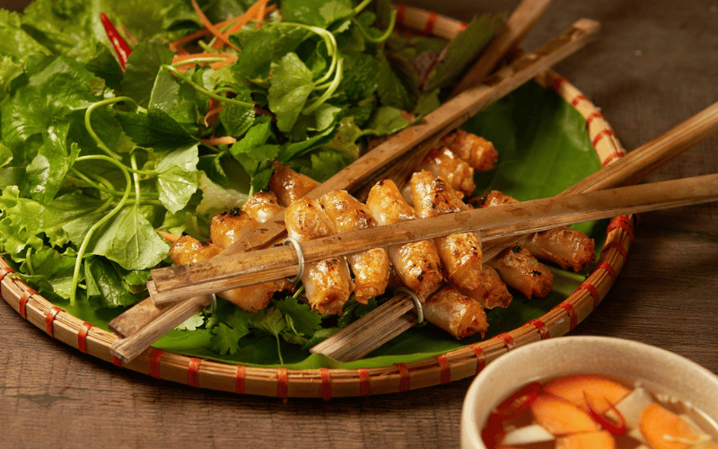 Chả tôm nướng thơm nức mũi trên bếp than hồng tại Thanh Hóa