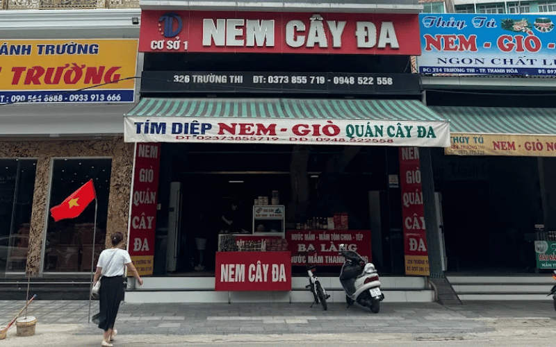 Toàn cảnh mặt tiền rộng rãi của cửa hàng Nem Cây Đa