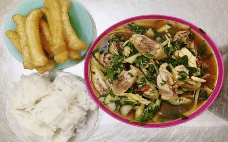 Đĩa gà trộn măng hành tây tại chợ đêm Thanh Hoá