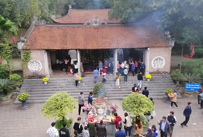 Du khách đi lễ văn minh tại đền chùa Thanh Hóa