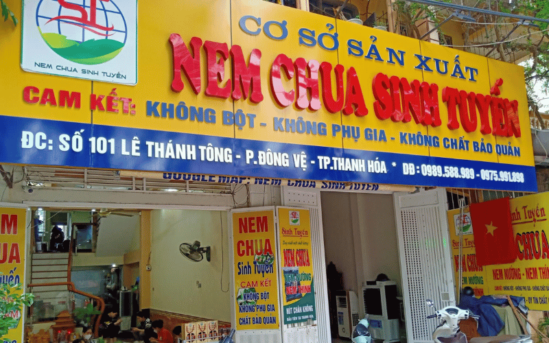 Chiếc nem chua Sinh Tuyến cài lá đinh lăng bánh tẻ