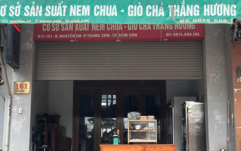 Không gian cửa hàng nem chua Thắng Hương tại Nguyễn Du