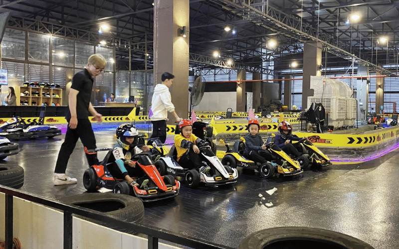 Khu vui chơi tốc độ công nghệ Racer City trong nhà