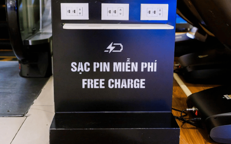 Khu vực sạc pin điện thoại và ghế nghỉ chân.